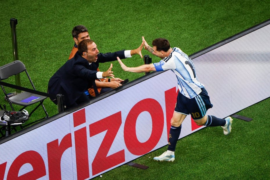 Lionel Messi festeja con Joaquín Bruno, periodista de TyC Sports.