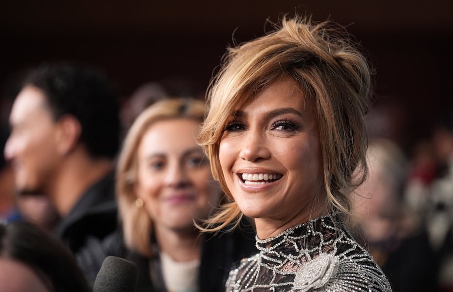 El maquillaje de JLo para la ocasión fue en tonos neutros, tanto en los ojos como en los labios, iluminando su rostro de forma elegante.