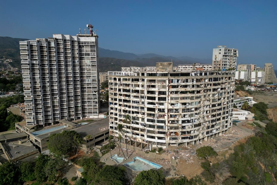 Esta vista aérea muestra un edificio residencial parcialmente derrumbado en Catia La Mar, estado de La Guaira, Venezuela.