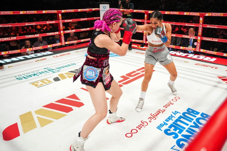 Amanda Serrano lanza un derechazo contra Cheyenne “Pepper” Hanson.
