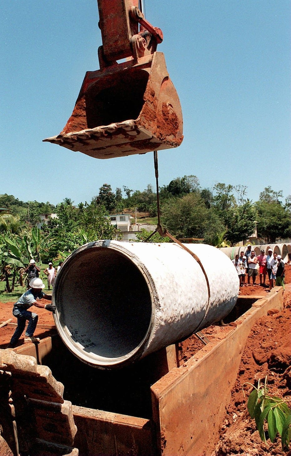 En 1997, continuaba la instalación de tuberías, por ejemplo, en el barrio Higuillar de Dorado.