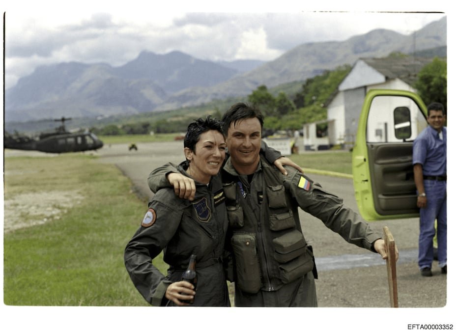 Ghislaine Maxwell posando para una foto.