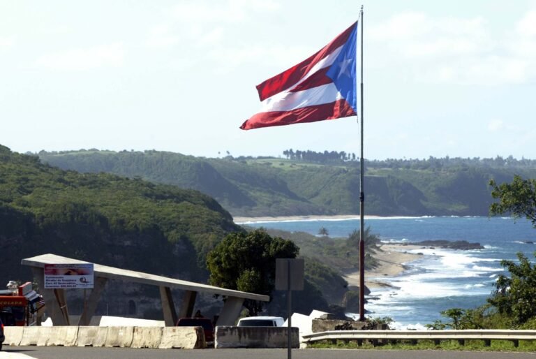 El robo de la icónica bandera de Quebradillas causa conmoción entre los habitantes.