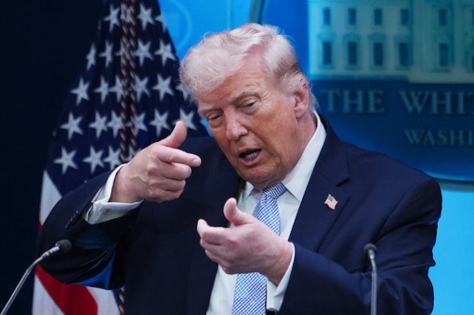 El presidente Donald Trump simula apuntar con una pistola de francotirador mientras hablaba el lunes con los periodistas en la sala de prensa James Brady de la Casa Blanca.