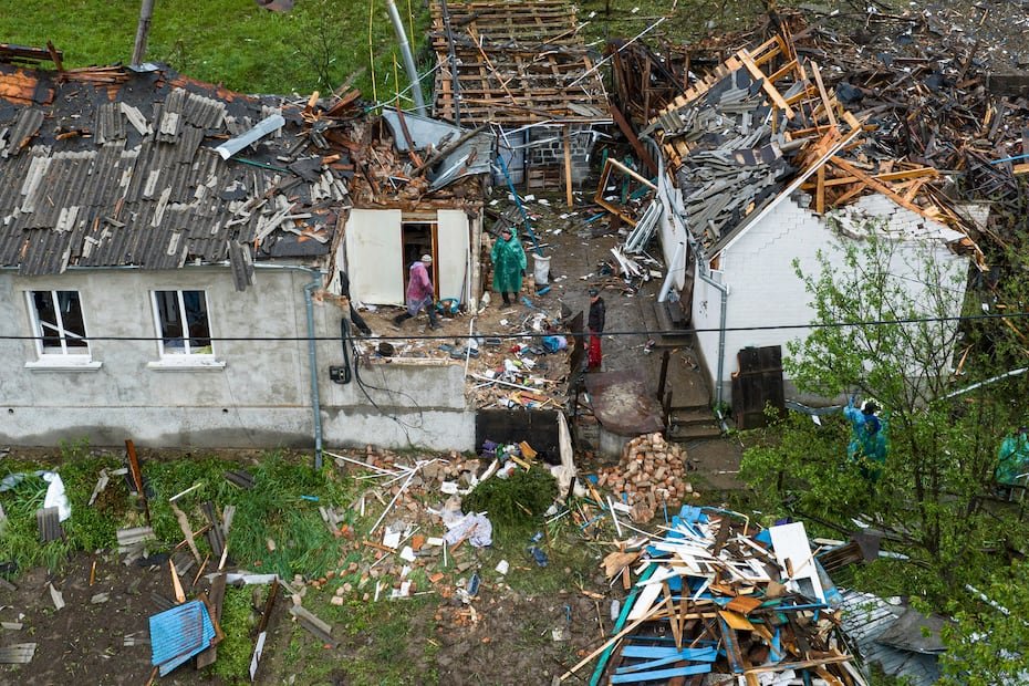 Personas remueven escombros en la zona atacada por drones y misiles rusos en Ucrania. (AP Photo/Evgeniy Maloletka)