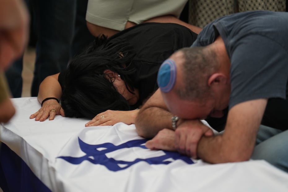 Hilit Yanai, a la izquierda, llora sobre el ataúd de su hija, la soldado israelí sargento Rotem Yanai, quien murió en un ataque con drones libaneses en el norte de Israel, durante su funeral en Givat Ada, Israel.
