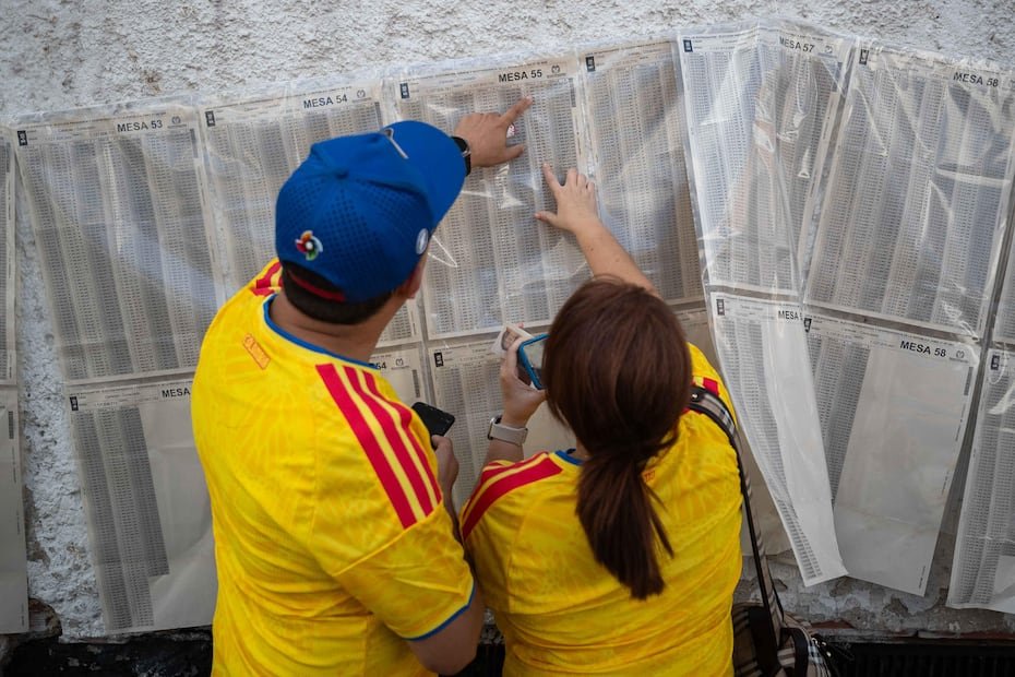 Ciudadanos colombianos asisten a votar para elegir el nuevo presidente de Colombia este domingo, en el consulado de Colombia en Caracas (Venezuela).