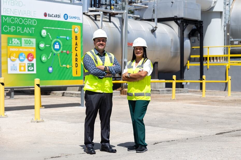 Magaly Feliciano, directora goblal de sostenibilidad, y Edwin Zayas, vicepresidente de operaciones de Bacardi, explicaron que la planta cogeneradora suple 2.7 megavatios, vapor y agua helada.