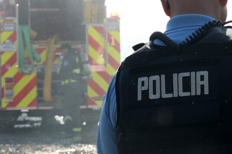 La Policía busca a tres hombres desaparecidos en Vega Baja tras encontrar un vehículo incendiado.