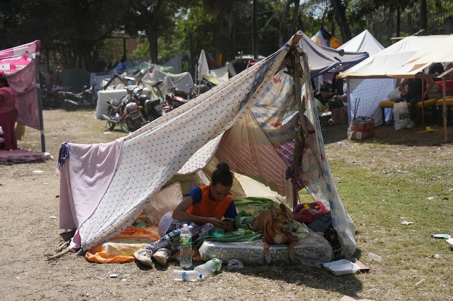En esta zona llamada Catia La Mar, una de las más afectadas por los sismos, los damnificados se organizan para mantener los únicos baños disponibles, que les presta la farmacia cercana.