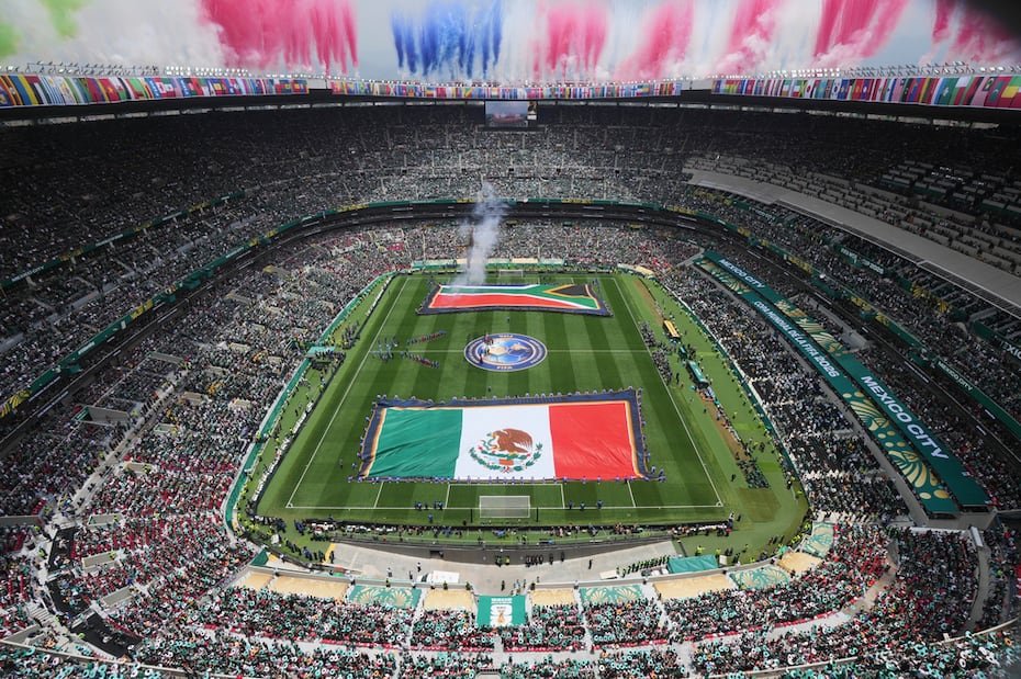 Fuegos artificiales explotan sobre el estadio de Ciudad de México antes del partido del Grupo A de la Copa Mundial de la FIFA entre México y Sudáfrica, en Ciudad de México.