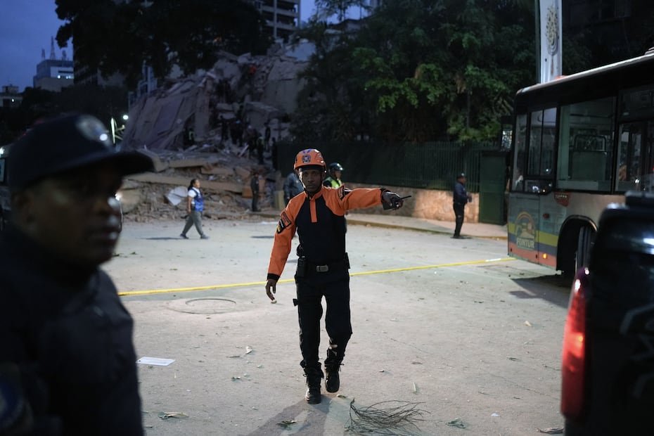 Un rescatista da indicaciones en el lugar donde se derrumbó un edificio tras el terremoto ocurrido en Caracas el 24 de junio de 2026.