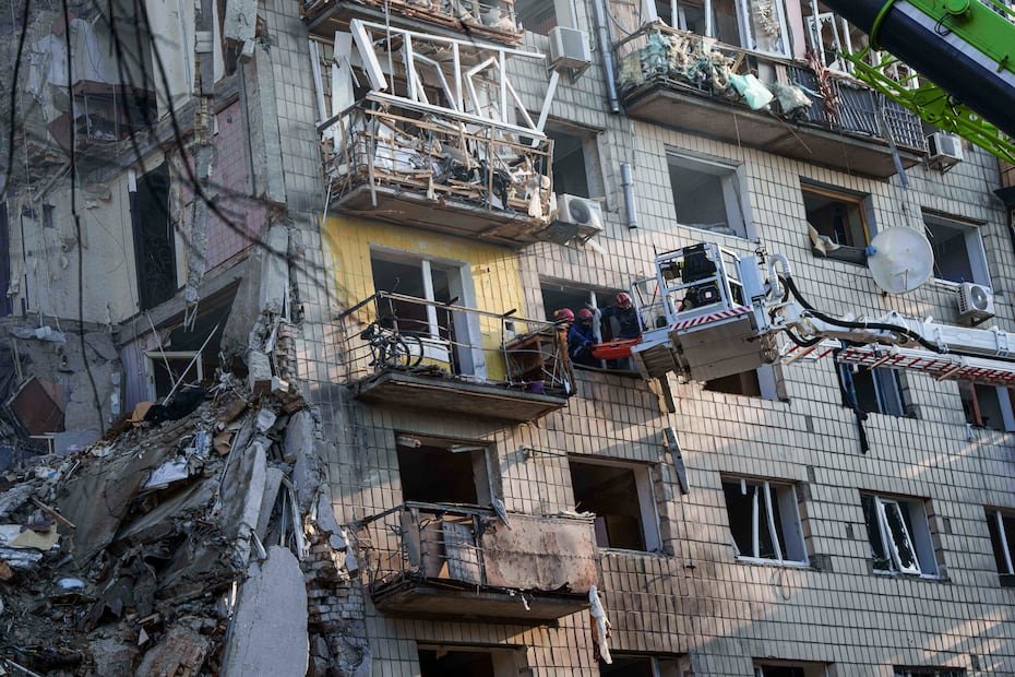 Rusia lanzo más de 440 drones y 32 misiles.  (AP Photo/Evgeniy Maloletka)