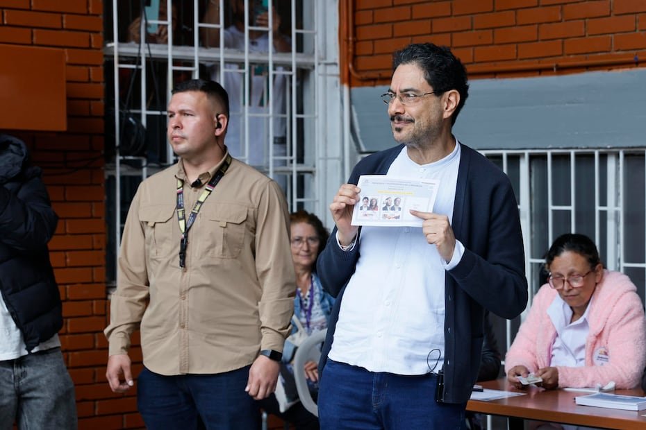 El candidato presidencial del izquierdista Pacto Histórico, Iván Cepeda, muestra su voto durante la segunda vuelta de las elecciones presidenciales este domingo.