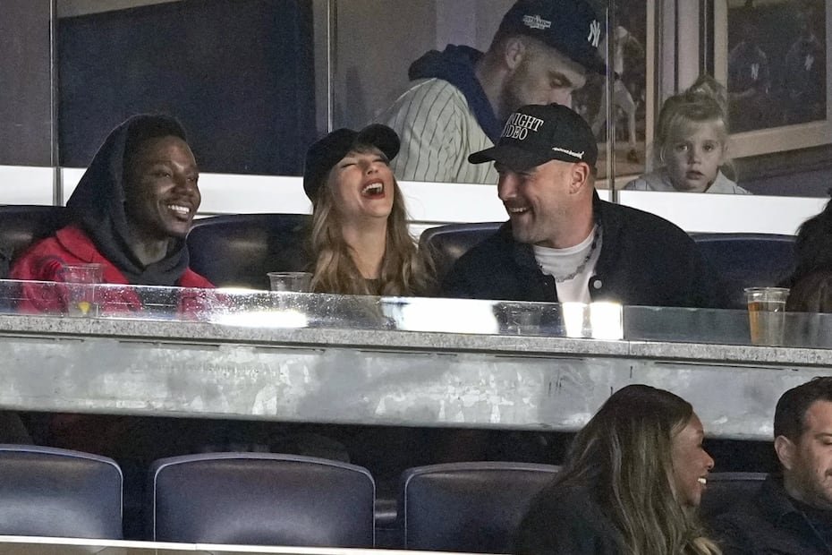 Travis Kelce (derecha) y Taylor Swift aparecen con el actor y comediante Jerrod Carmichael (izquierda) en el primer partido de la Serie de Campeonato de la Liga Americana entre los Cleveland Guardians y los New York Yankees, el 14 de octubre de 2024, en Nueva York. (Foto AP/Seth Wenig, Archivo)