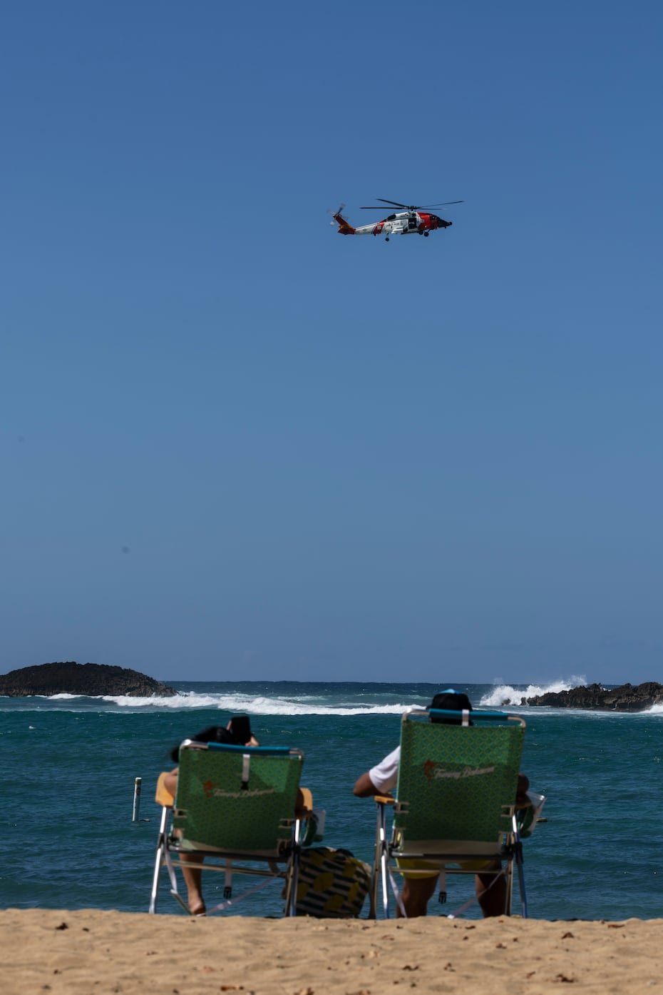 Un hombre fue arrastrado por las fuertes corrientes en la playa de Puerto Nuevo, en Vega Baja.