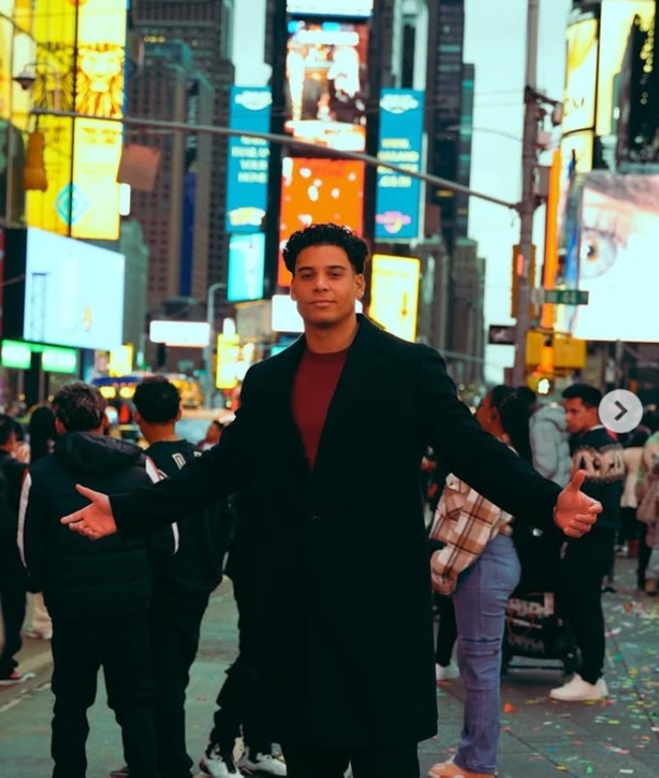 Kenny Rodríguez - Dominicano nacido en la ciudad de Nueva York. Destacado por su participación en el "reality show" "Love Island USA".