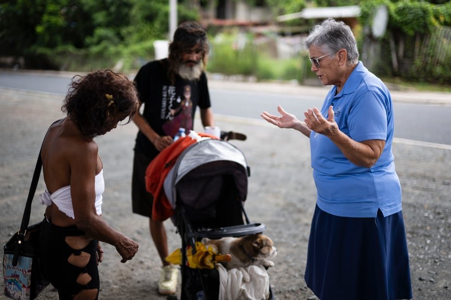 Sor Ileana Silva, de la organización Amanece para los Hermanos sin Techo, lleva alrededor de 20 años repartiendo almuerzos, dos veces en semana, en la zona.