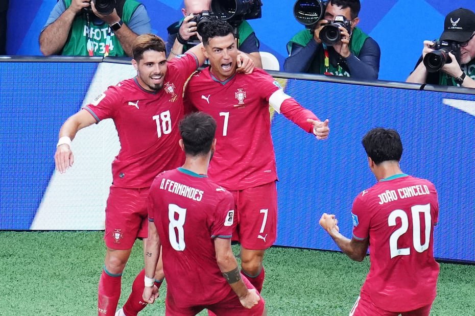 Cristiano Ronaldo festeja con Pedro Neto (18), Bruno Fernandes (8) y Joao Cancelo tras anotar el tercer tanto de Portugal.