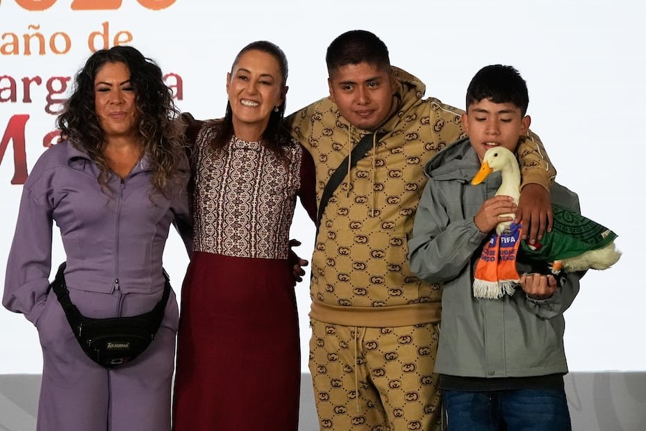 La presidenta mexicana Claudia Sheinbaum junto a los cuidadores de Merlín.