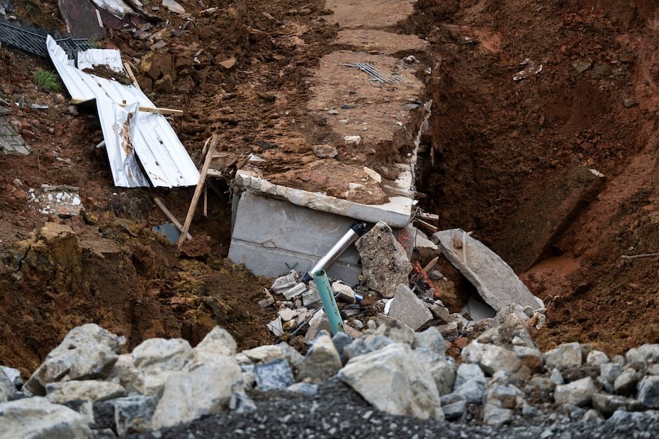 El director de la Región Metro de la AAA, José Rivera Ortiz, explicó que las escorrentías asociadas a los aguaceros afectaron una excavación previa en el área, vinculada a trabajos del sistema pluvial municipal, lo que comprometió la estabilidad del terreno y la infraestructura.