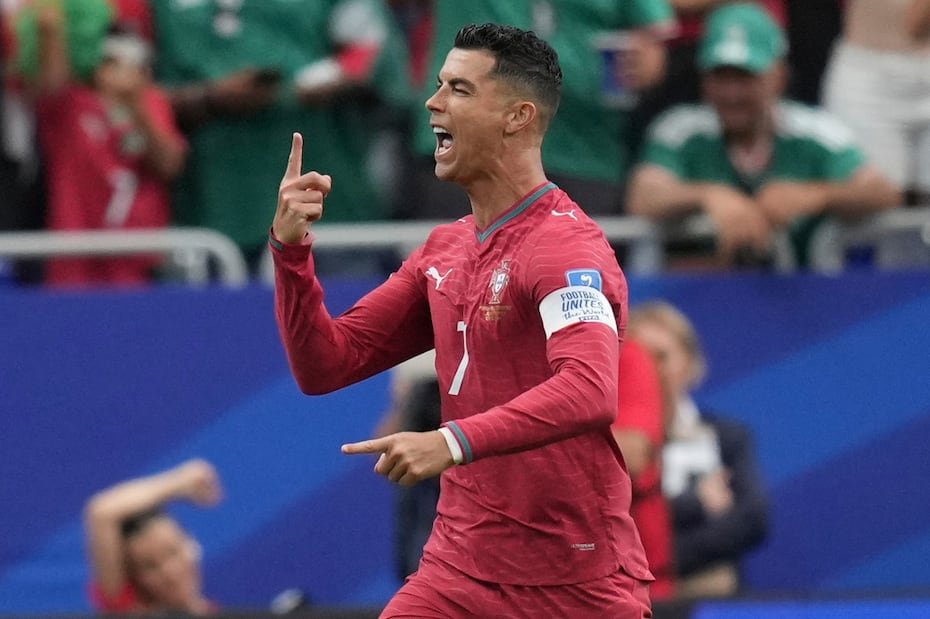 Cristiano Ronaldo celebra tras anotar el primer gol de Portugal en la victoria 5-0 ante Uzbekistán por el Grupo K del Mundial.