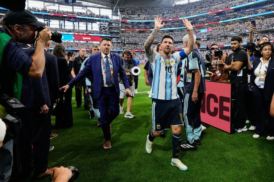 Lionel Messi abandona el terreno de juego de Arlington, Texas, tras otra magistral actuación.