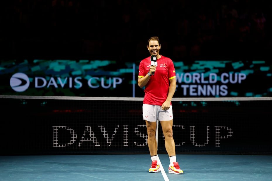 Rafa Nadal ofrece un mensaje durante el homenaje que ha recibido a la finalización del último encuentro de Copa Davis que han disputado España y Países Bajos.
