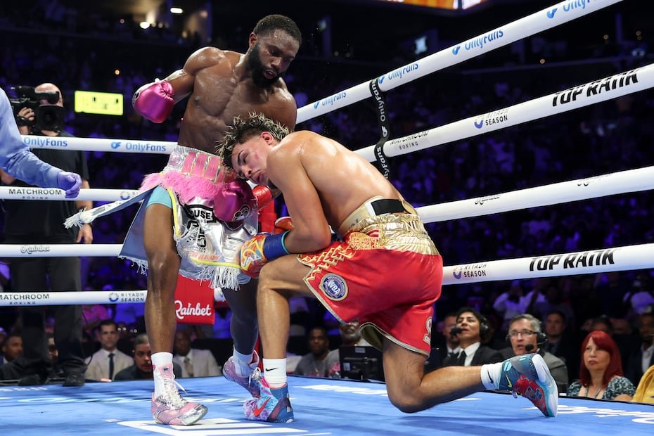 En el séptimo asalto, Ennis obligó a Zayas a ponerse de rodilla y la esquina del puertorriqueño tiró la toalla.