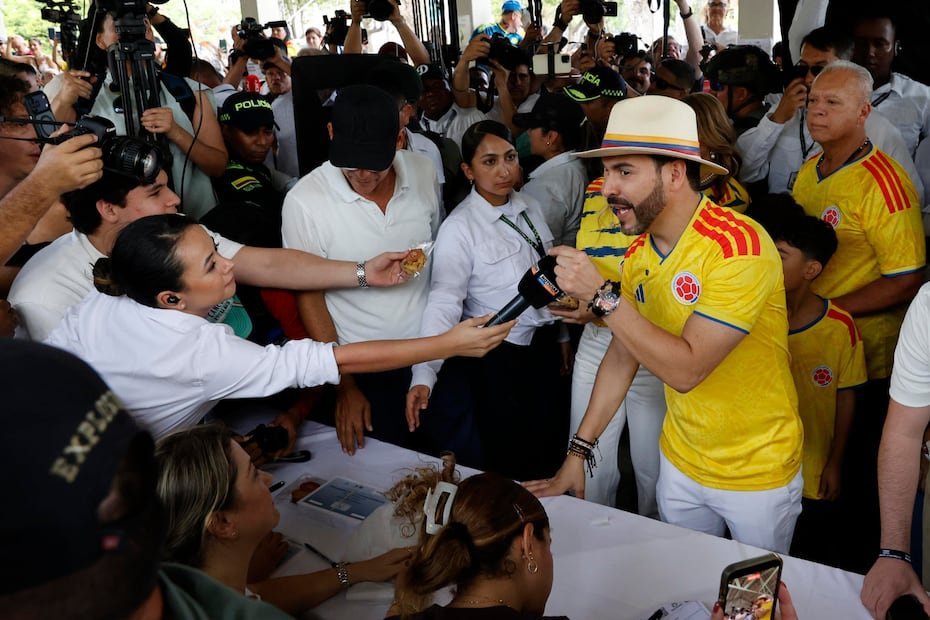El candidato a la Presidencia de Colombia, el ultraderechista Abelardo de la Espriella, llega a votar este domingo, en la segunda vuelta de las elecciones.