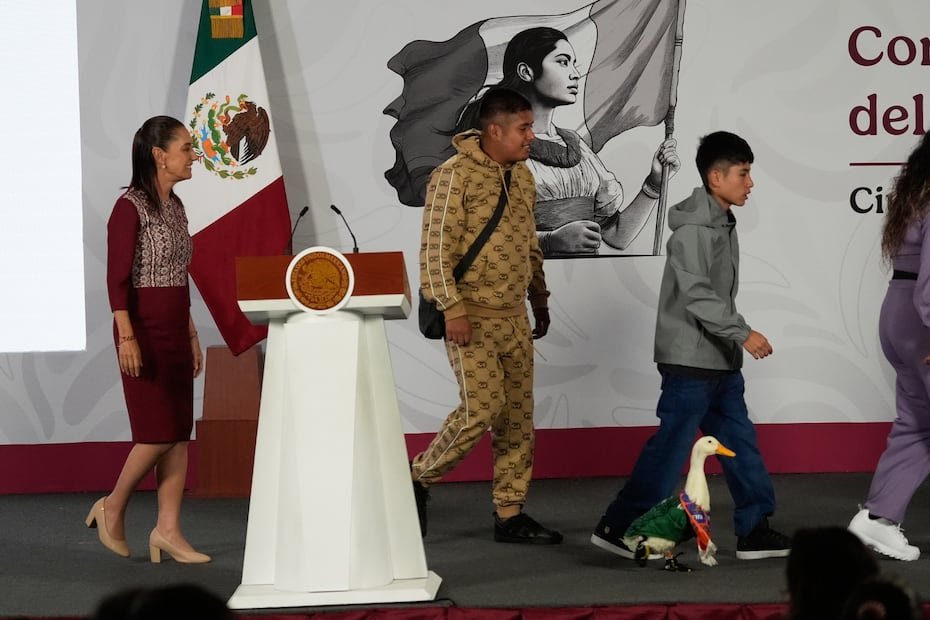 El pato Merlín entró caminando por delante de la presidenta Caludia Sheinbaum con su camiseta verde de la selección mexicana de fútbol y una bufanda de la FIFA.