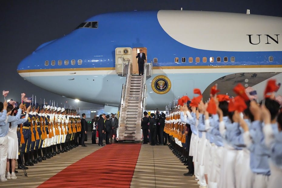Así el mandatario bajó del avión presidencial.