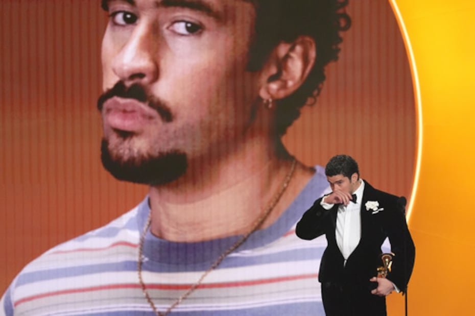 Bad Bunny acepta el premio a Álbum del Año por “Debí Tirar Más Fotos”.