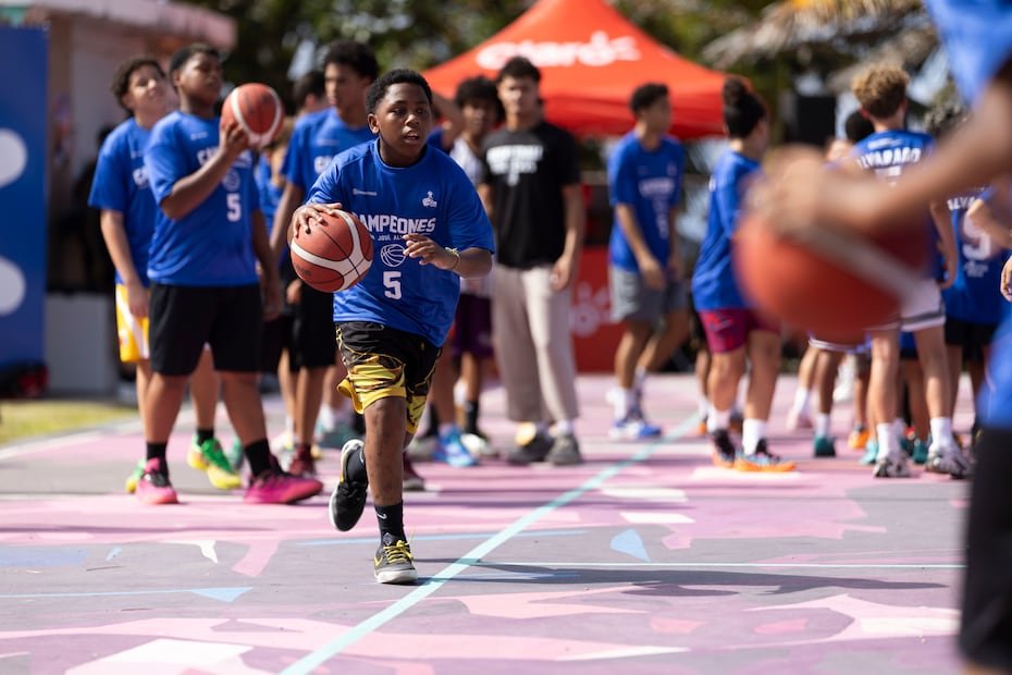 Participantes durante la clínica de baloncesto.
