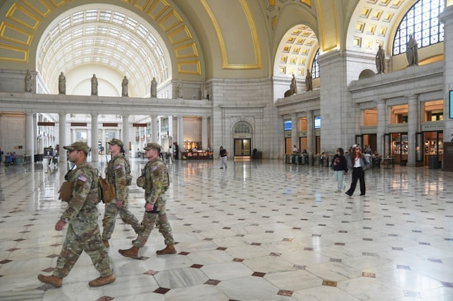 Miembros de la Guardia Nacional caminando por el vestíbulo de Union Station, en Washington. Miembros de la Guardia Nacional y de la Policía de Parques de Estados Unidos patrullaban la plataforma que rodea el Estanque Reflectante del Monumento a Lincoln luego que el presidente denunciara presuntos actos de vandalismo.