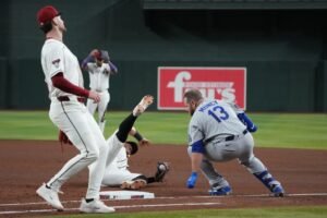 Una colisión entre Vargas y Muncy dejó a ambos jugadores adoloridos pero sin lesiones graves.