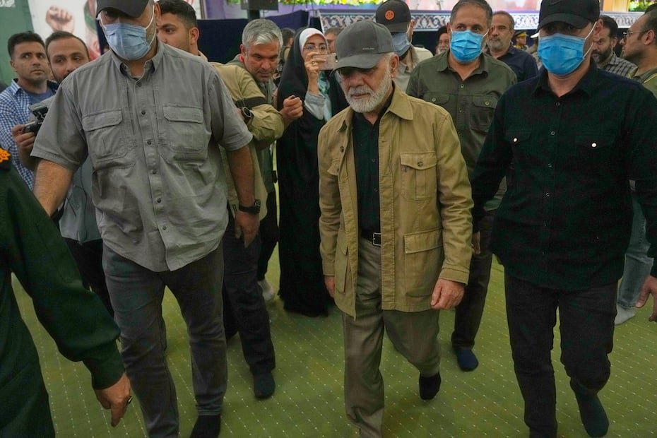 El general de división iraní Ali Abdollahi, comandante del Cuartel General Central de Khatam al-Anbia, un mando militar conjunto que coordina las operaciones entre las distintas ramas de las fuerzas armadas, llega a una ceremonia en honor de las fuerzas armadas y de los caídos en la guerra con Israel y Estados Unidos en la Gran Mezquita Imam Jomeini en Teherán, Irán,