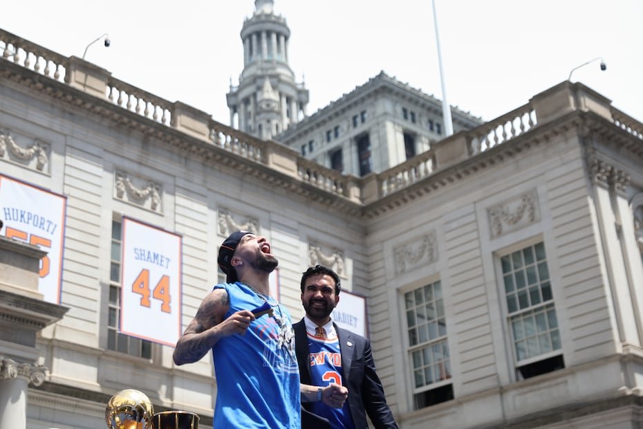 Alvarado es locura junto a Mamdani.(AP Photo/Heather Khalifa)