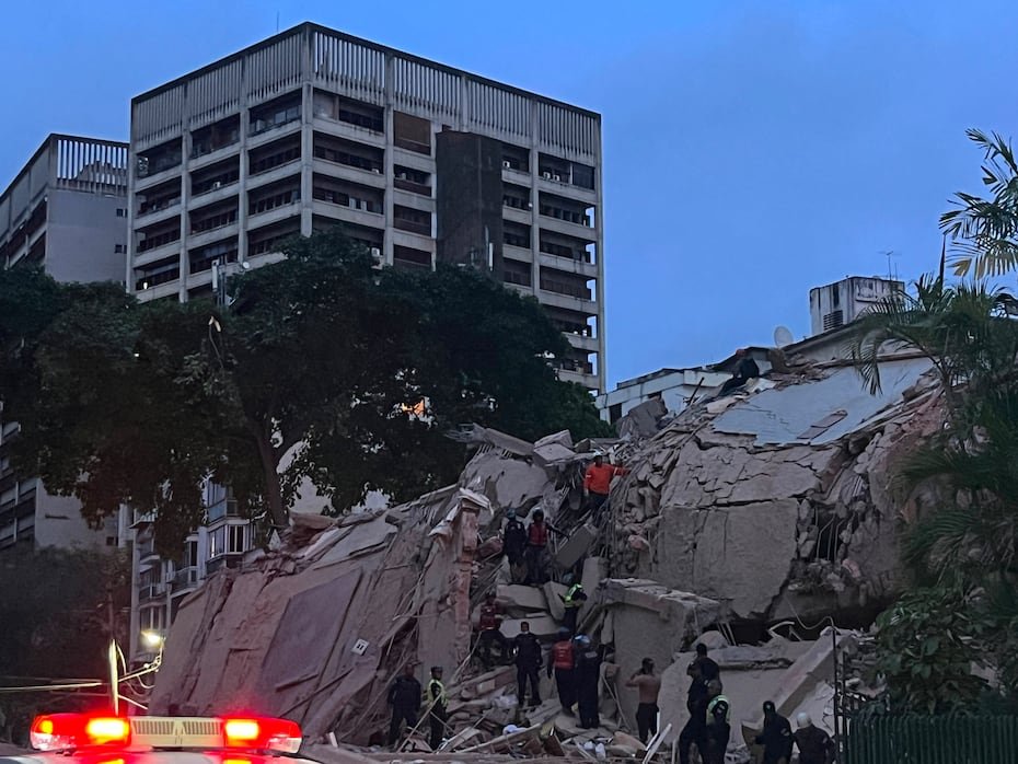 Los equipos de rescate buscan víctimas entre los restos de un edificio colapsado.