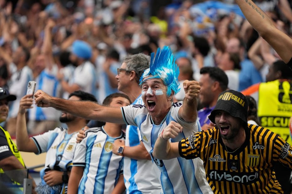 Fanáticos de Argentina celebran en Dallas los goles de Lionel Messi.