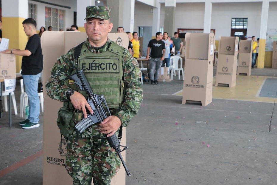 Soldados del Ejercito Nacional de Colombia custodiaban puestos de votación este domingo, durante la segunda vuelta de las elecciones presidenciales.