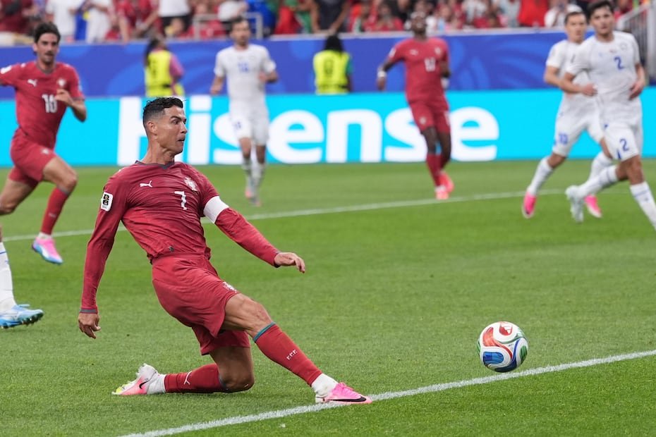 Cristiano Ronaldo realiza un disparo ante el rival.