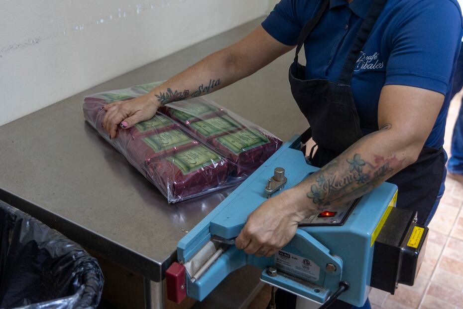 La Cooperativa tiene más de 400 puntos de venta en Puerto Rico –incluyendo las cooperativas de ahorro y crédito-, exporta a negocios de la diáspora en 12 estados y vende también a través de su página electrónica.