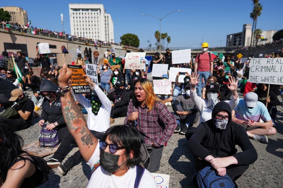 Las confrontaciones ocurrieron en el tercer día de manifestaciones contra la represión migratoria de Trump en la región, mientras que la llegada de alrededor de 300 efectivos federales provocó enojo y miedo entre algunos de los residentes.