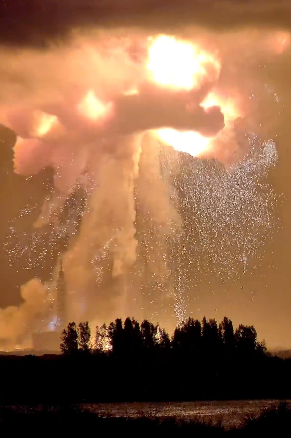 Un cohete New Glenn de Blue Origin explota durante una prueba de motores, el jueves 28 de mayo de 2026, en Cabo Cañaveral, Florida. (@JConcilus via AP)