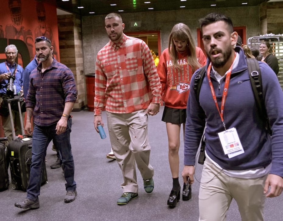 El ala cerrada de los Kansas City Chiefs, Travis Kelce (centro a la izquierda), y la cantante Taylor Swift abandonan el estadio Arrowhead tras un partido de la NFL entre los Chiefs y Los Angeles Chargers en Kansas City, Missouri, el 22 de octubre de 2023. (Foto AP/Charlie Riedel, Archivo)