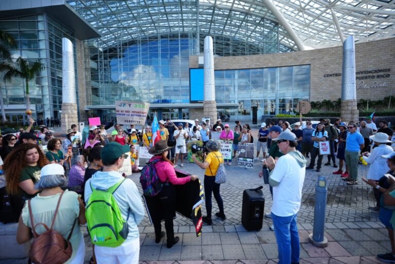 Decenas de ciudadanos protestaron en el Centro de Convenciones contra medidas ambientales del gobierno.