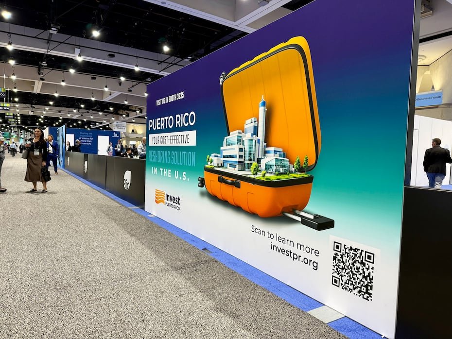Alrededor del centro de convenciones, en San Diego, hay pancartas publicitarias de InvestPR, así como de Puerto Rico. Además, los más de 20,000 carnés de entrada tienen el logo de Puerto Rico.