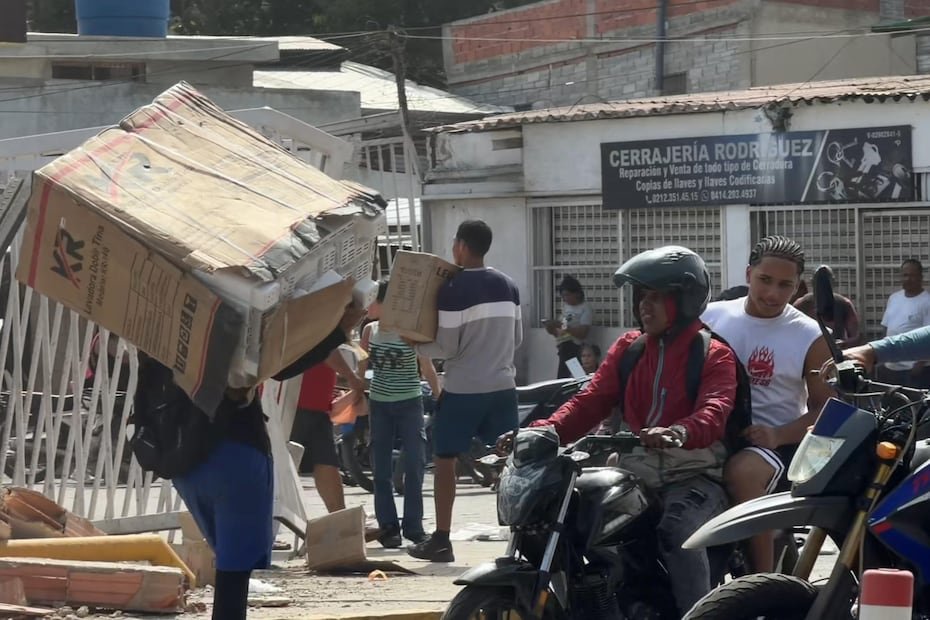 Decenas de personas saquearon, el 25 de junio de 2026, negocios ubicados en la localidad venezolana de La Guaira, en el norte del país.