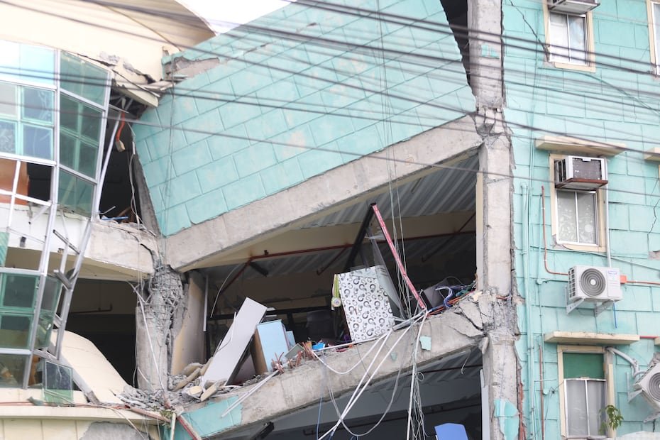 Se registraron daños por el tsunami en al menos un pueblo costero y se midieron olas más pequeñas en Indonesia y Palaos, y en lugares tan lejanos como el sur de Japón.